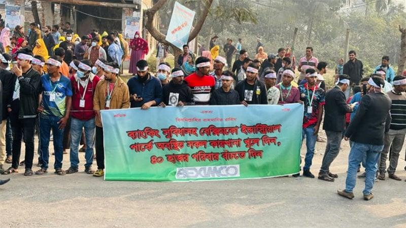 Workers form human chain demanding reopening of Beximco factories