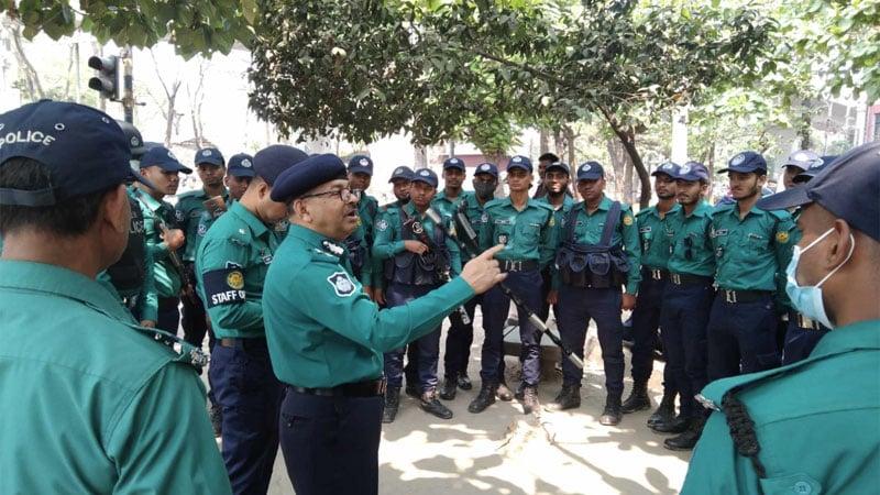 DMP chief makes surprise visit at Shikkha Bhaban