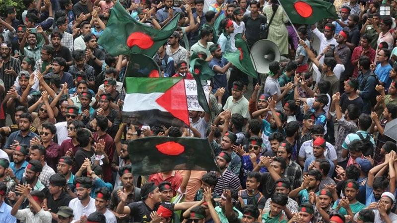 Quota protest: Students submit memorandum at Bangabhaban