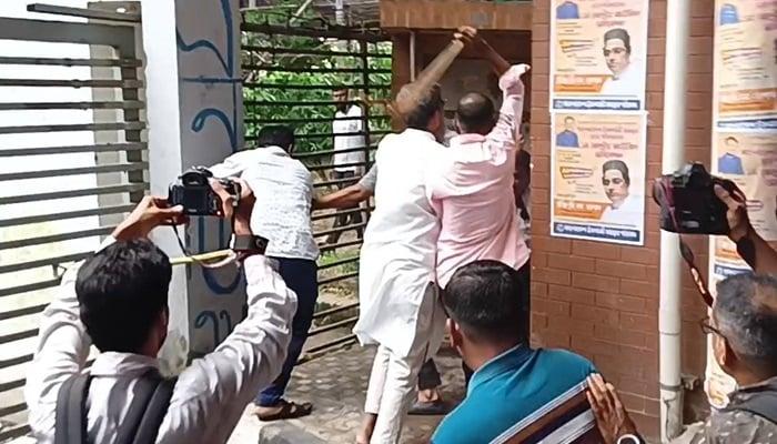 Writers comes under attack while protesting scrapping of national holidays 